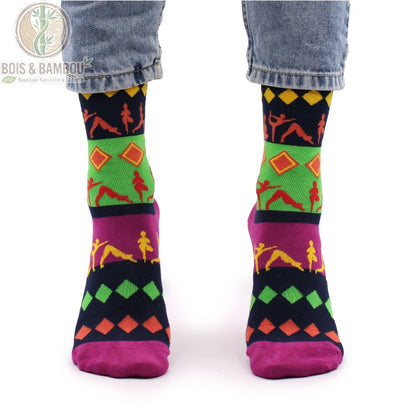Chaussettes en bambou à motif de postures de yoga portées avec un jean