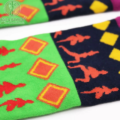 Gros plan sur le motif silhouettes de yoga et losanges des chaussettes en bambou