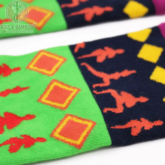 Gros plan sur le motif silhouettes de yoga et losanges des chaussettes en bambou