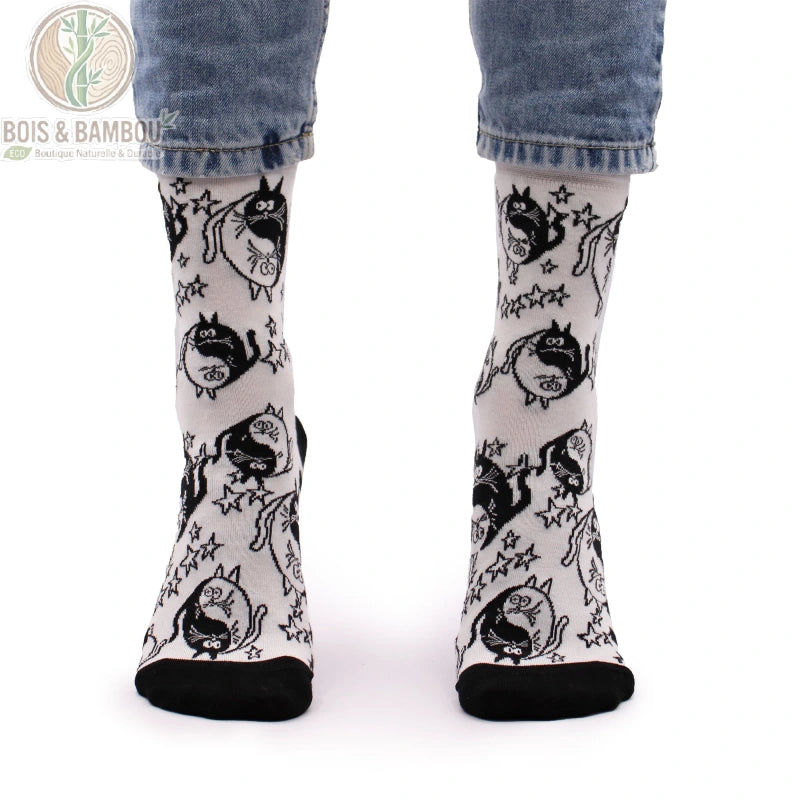 Chaussettes en bambou fantaisie à motif chats yin yang noir et blanc portées
