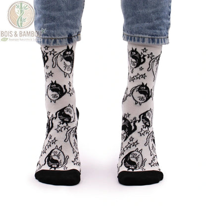Chaussettes en bambou fantaisie à motif chats yin yang noir et blanc portées