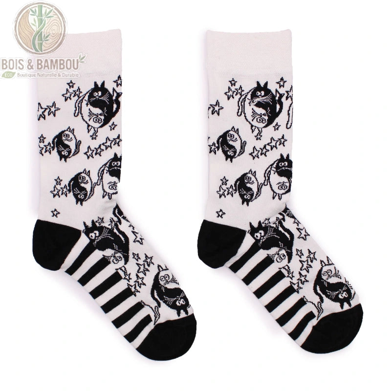 Paire de chaussettes en bambou fantaisie chats yin yang noir et blanc à plat