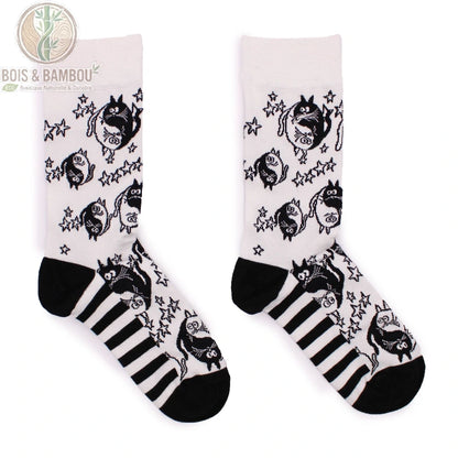 Paire de chaussettes en bambou fantaisie chats yin yang noir et blanc à plat