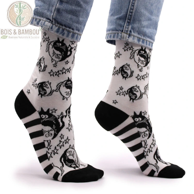 Chaussettes en bambou motif chats yin yang, vue de profil talon noir