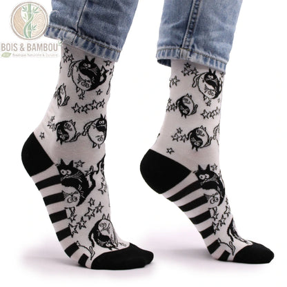 Chaussettes en bambou motif chats yin yang, vue de profil talon noir