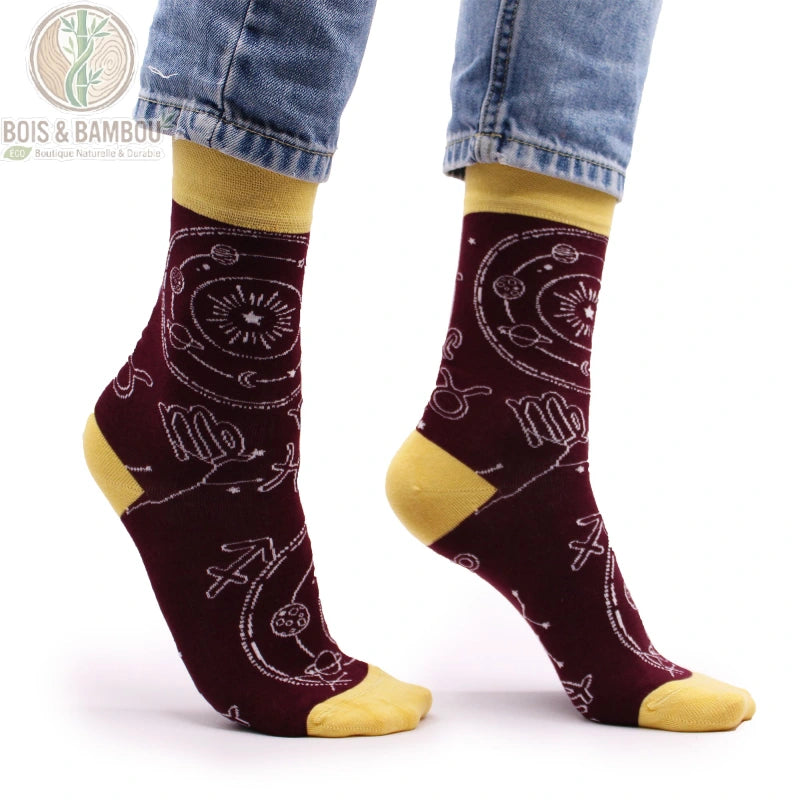 Chaussettes bambou zodiaque bordeaux portées vue de profil