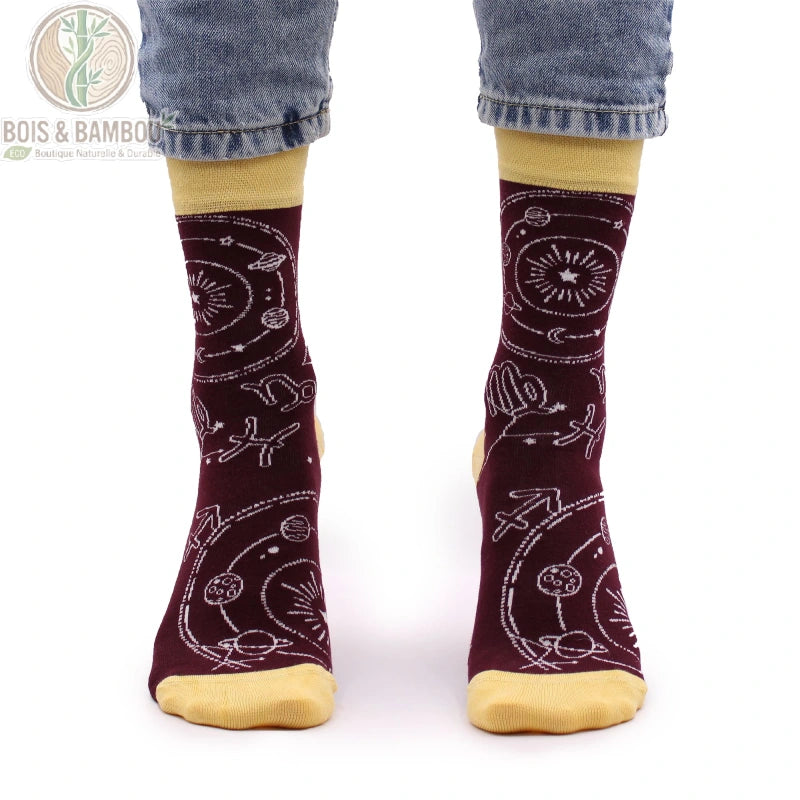 Chaussettes bambou fantaisie zodiaque bordeaux portées avec un jean vue de face