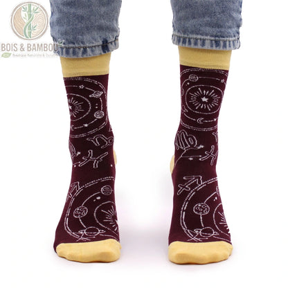 Chaussettes bambou fantaisie zodiaque bordeaux portées avec un jean vue de face