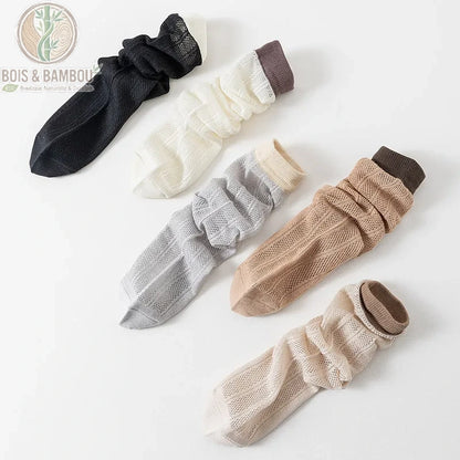 Cinq paires de chaussettes en fibre de bambou pour femme mi-mollet coloris noir, blanc, gris, marron et beige posées à plat