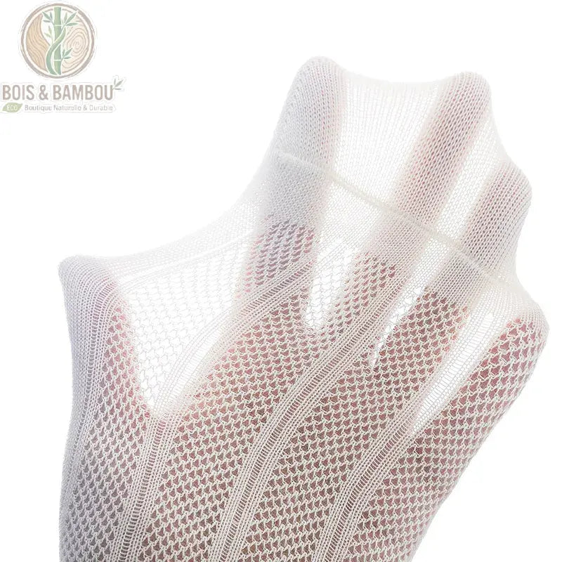 Détail de la maille ajourée respirante d'une chaussette en fibre de bambou pour femme coloris blanc