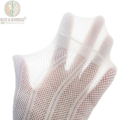 Détail de la maille ajourée respirante d'une chaussette en fibre de bambou pour femme coloris blanc