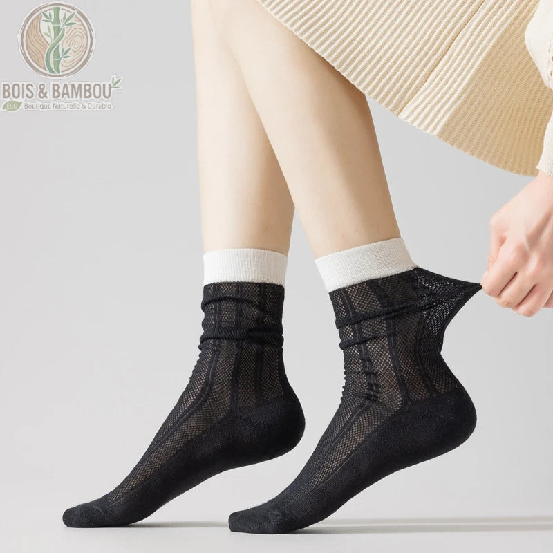 Chaussettes mi-mollet en fibre de bambou pour femme coloris noir à bord blanc portées avec jupe