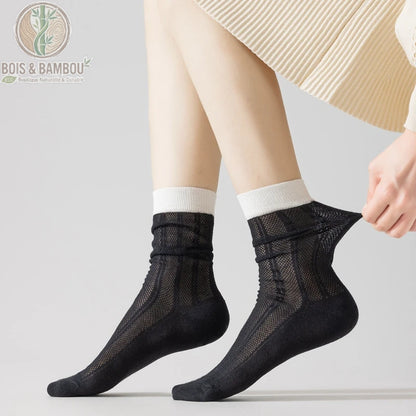Chaussettes mi-mollet en fibre de bambou pour femme coloris noir à bord blanc portées avec jupe