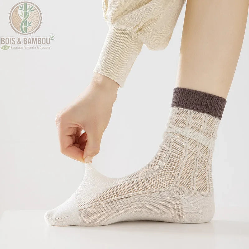 Chaussette mi-mollet en fibre de bambou pour femme coloris blanc enfilée à la main, maille ajourée respirante