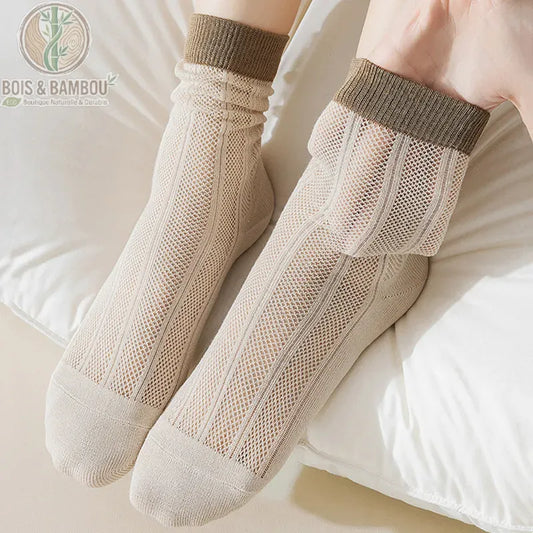 Chaussettes mi-mollet en fibre de bambou pour femme coloris beige portées avec bord contrastant marron