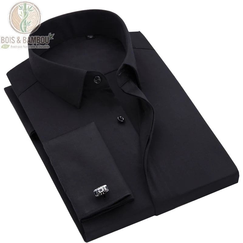 Chemise Élégantes en fibre de bambou. Une chemise noire soigneusement pliée montrant son col rigide et une manchette ornée d'un bouton de manchette argenté sur fond blanc.