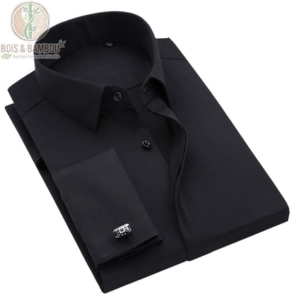 Chemise Élégantes en fibre de bambou. Une chemise noire soigneusement pliée montrant son col rigide et une manchette ornée d'un bouton de manchette argenté sur fond blanc.
