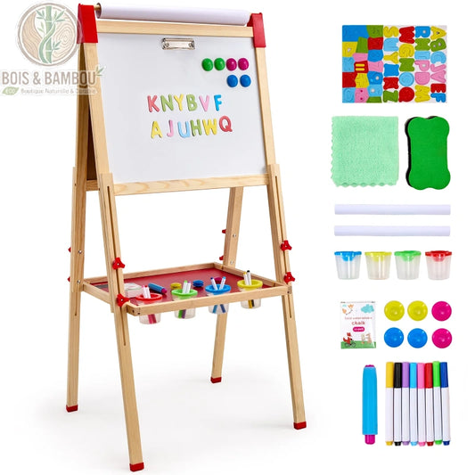 Chevalet artistique double face en bois véritable. Tableau multifonction avec lettres magnétiques, rouleau de papier et accessoires de dessin colorés pour enfants sur fond blanc.