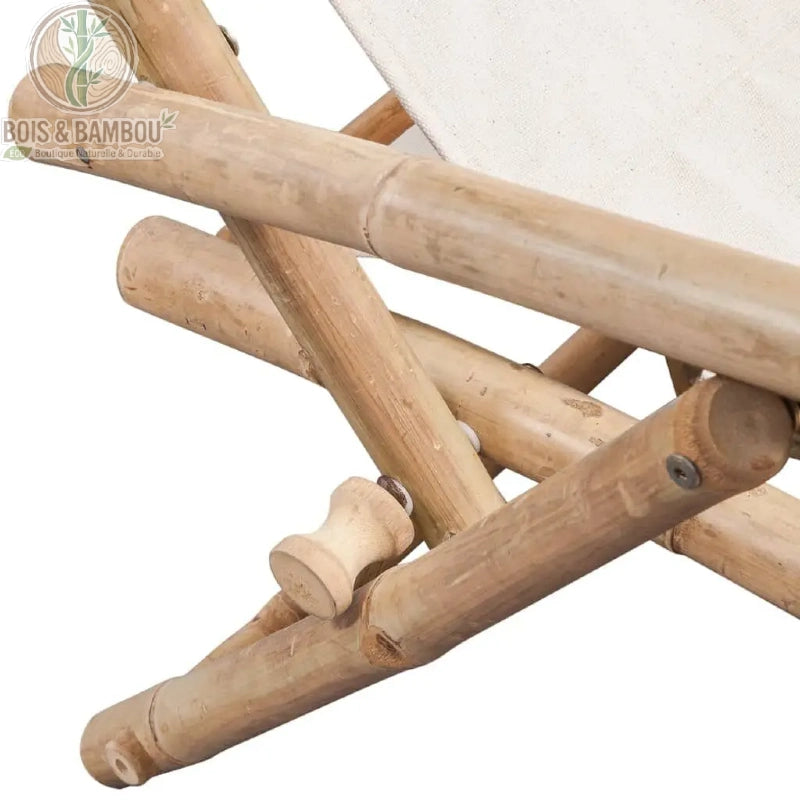 Chilienne en Bambou details. Gros plan sur la structure robuste en cannes de bambou naturel et le système de fixation, illustrant la qualité de l'assemblage artisanal et la texture authentique du bois.