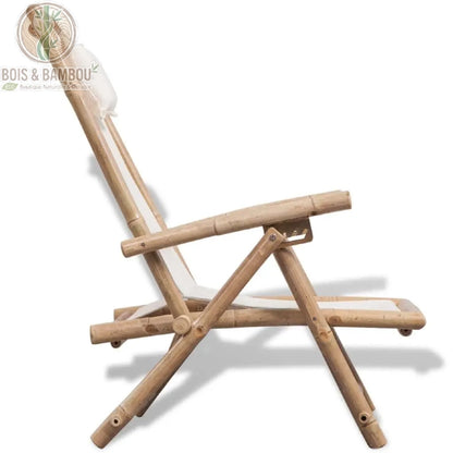Chilienne en Bambou position 1. Vue latérale d'une chilienne en bambou naturel en position inclinée avec sa toile blanche et son repose-tête, illustrant son design ergonomique et épuré.