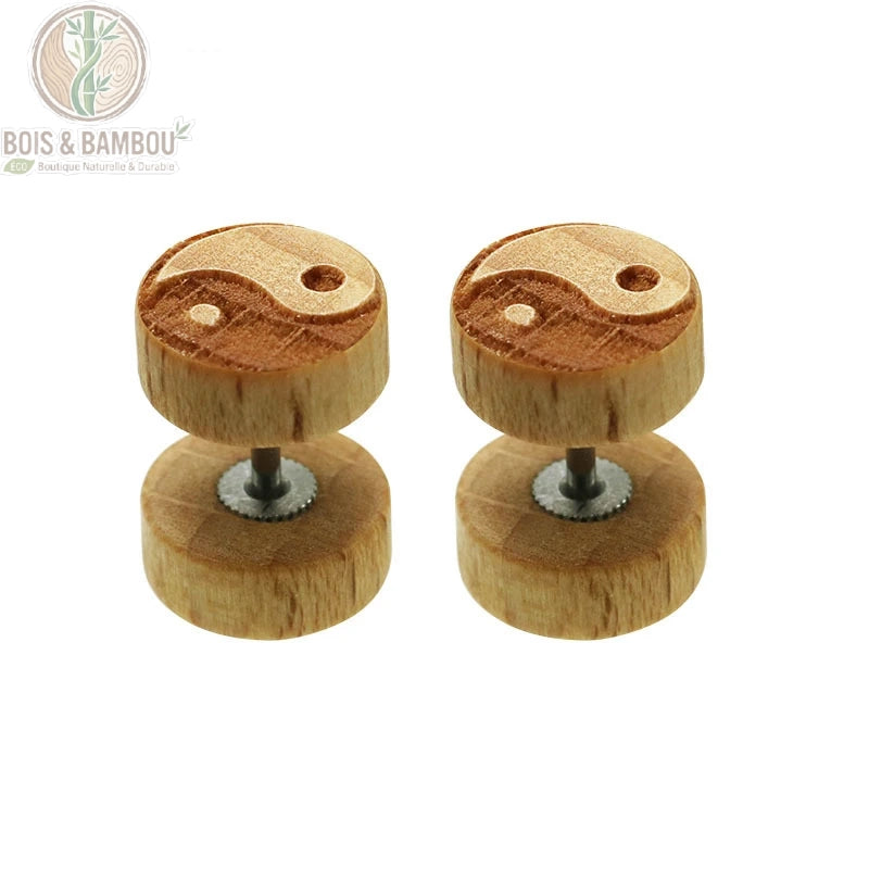 Paire de faux écarteurs clous d'oreilles bois naturel clair motif Yin Yang gravé tige acier