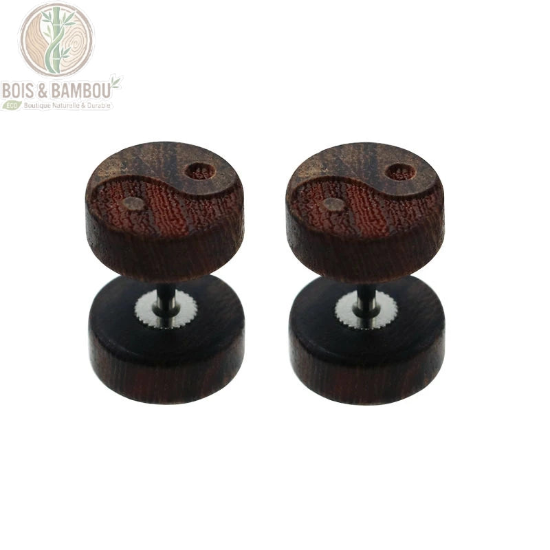 Paire de faux écarteurs clous d'oreilles bois brun foncé motif Yin Yang gravé tige acier