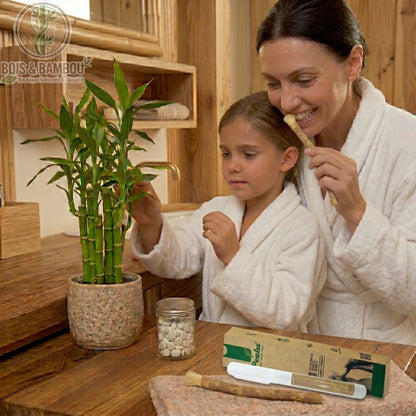 Coffret Miswak avec étui de transport et emballage . Une femme utilise le bâton de siwak naturel aux côtés d'une enfant. Accessoires dentaires écologiques et zéro déchet.
