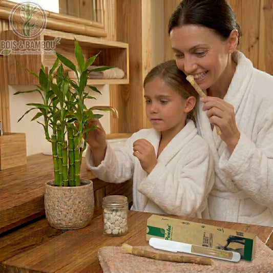 Coffret Miswak avec étui de transport et emballage . Une femme utilise le bâton de siwak naturel aux côtés d'une enfant. Accessoires dentaires écologiques et zéro déchet.