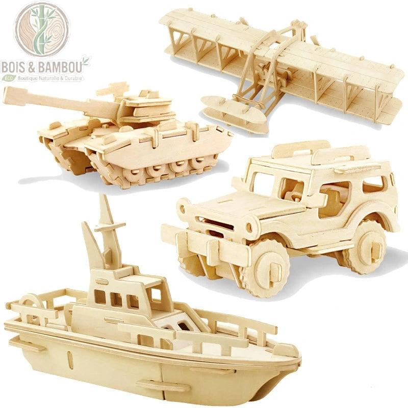 Collection Multi-Transports en bois. Quatre maquettes en bois clair à assembler représentant un tank, un avion biplan, un véhicule tout-terrain et un bateau de patrouille.