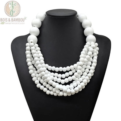 collier africain perles de bois multicouche fait main coloris blanc sur buste mannequin