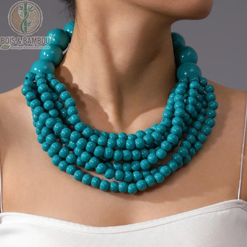 collier africain perles de bois multicouche fait main coloris bleu turquoise porté au cou