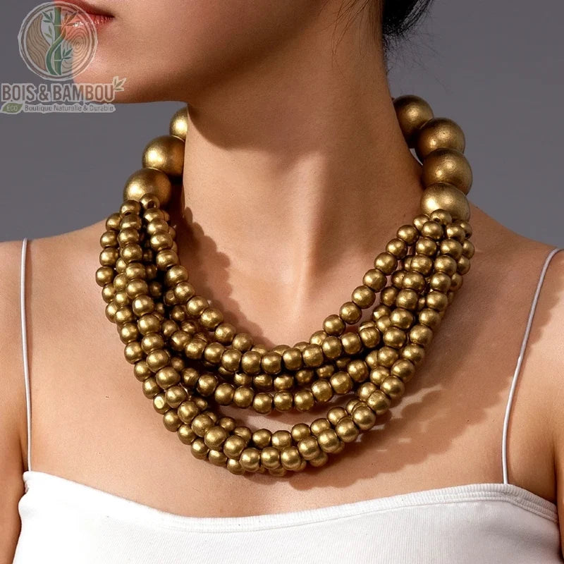 collier africain perles de bois multicouche fait main coloris marron doré porté au cou