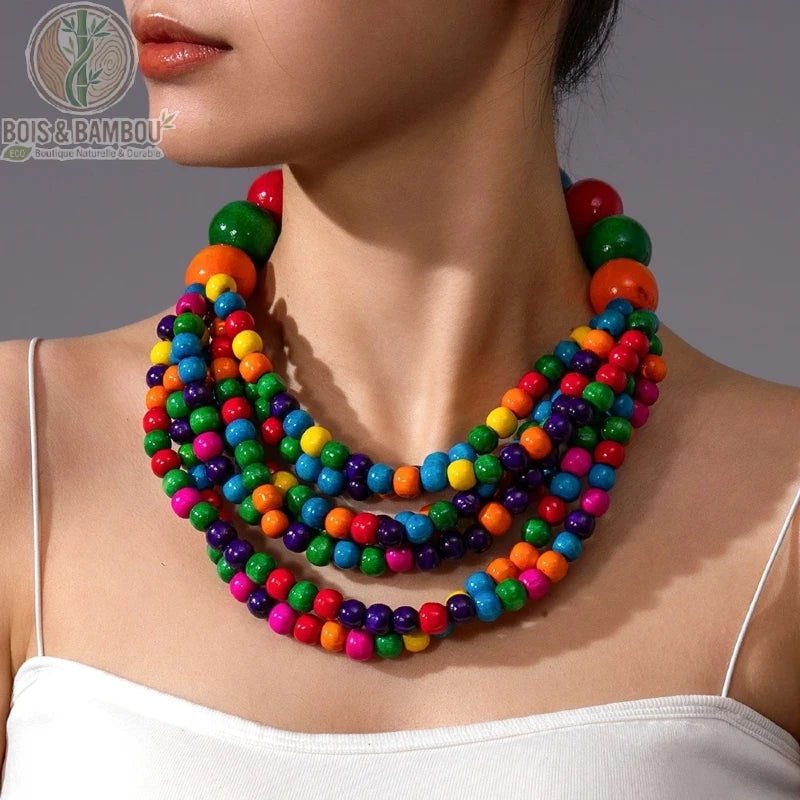 collier africain perles de bois multicouche fait main coloris multicolore rouge vert bleu porté