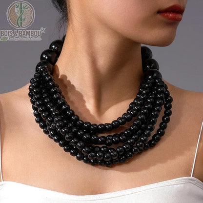 collier africain perles de bois multicouche fait main coloris noir plusieurs rangs porté au cou