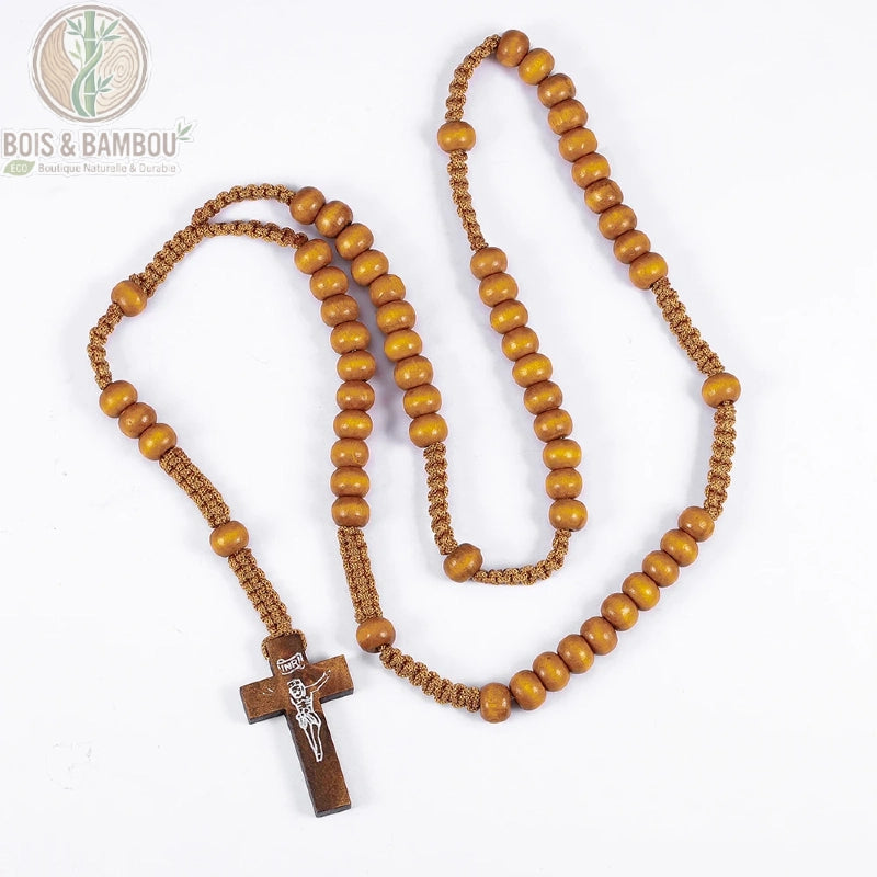 chapelet en bois naturel fait main perles rondes bois clair cordon tressé beige pendentif croix sculptée