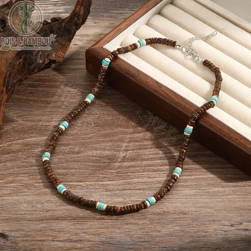 collier homme ras du cou perles coco bois naturel modèle 1 brun foncé accents turquoise et blanc
