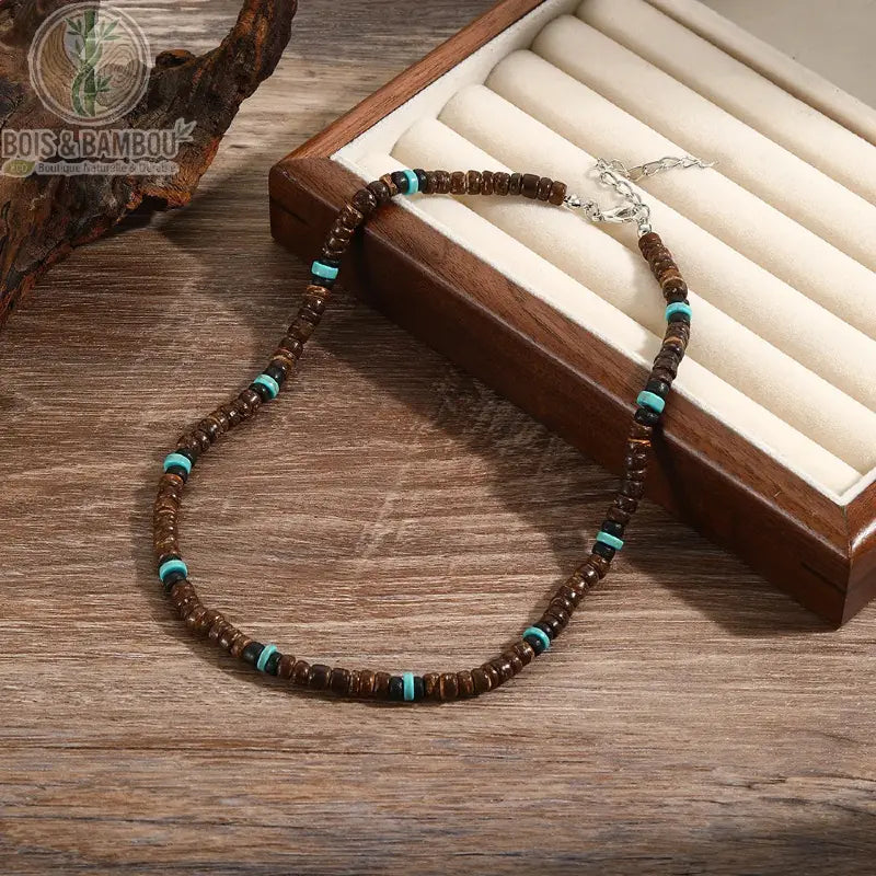 collier homme ras du cou perles coco bois modèle 2 brun foncé accents turquoise sur présentoir bois