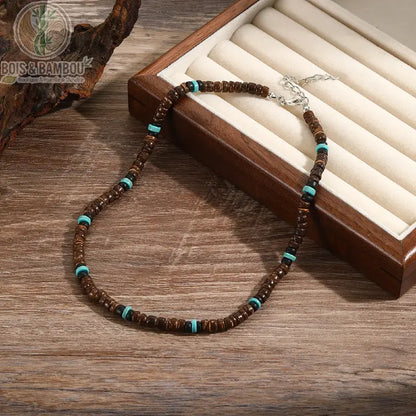 collier homme ras du cou perles coco bois modèle 2 brun foncé accents turquoise sur présentoir bois