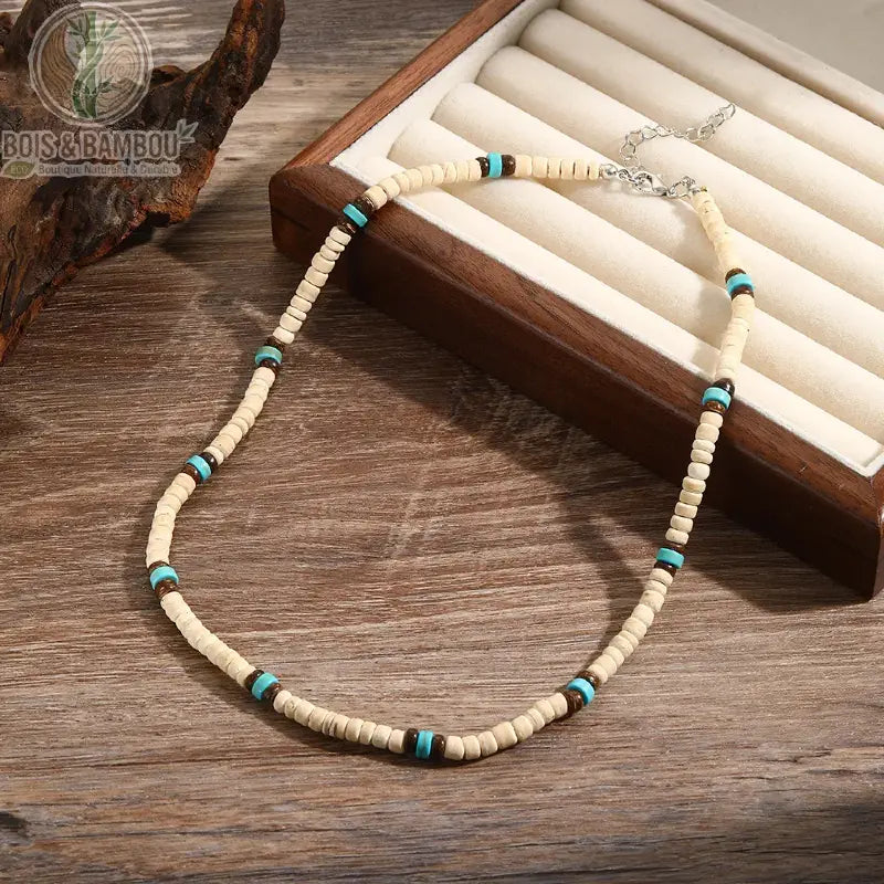collier homme ras du cou perles coco bois modèle 5 blanc crème accents turquoise et brun sur présentoir