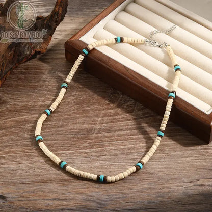 collier homme ras du cou perles coco bois modèle 5 blanc crème accents turquoise et brun sur présentoir