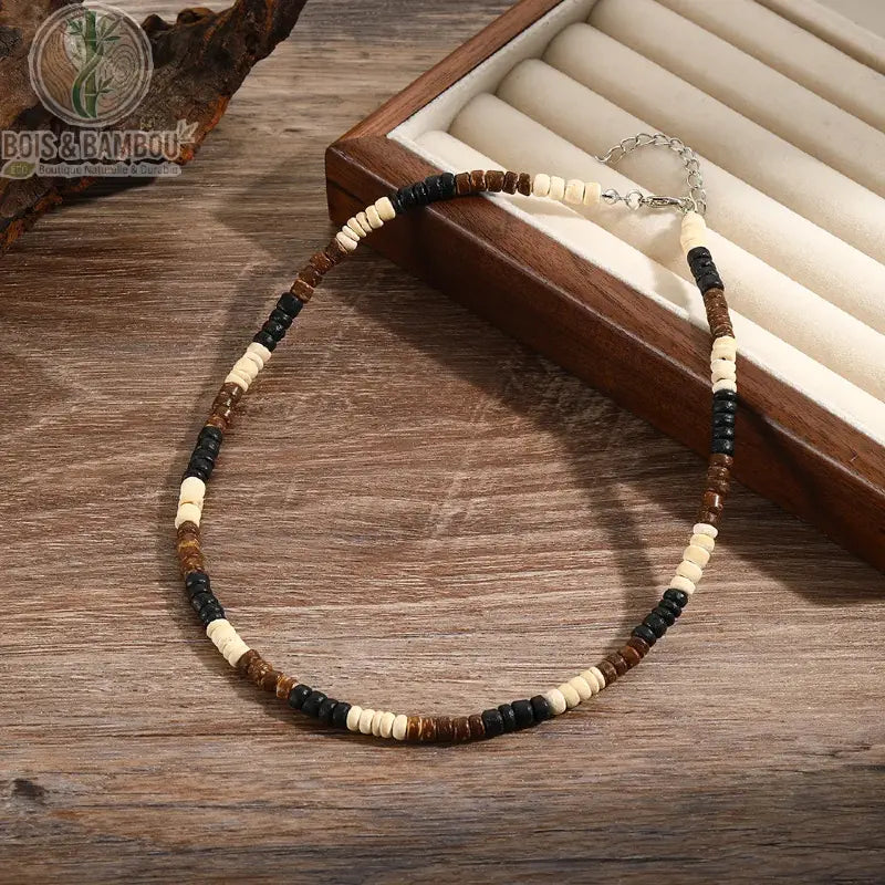 collier homme ras du cou perles coco bois modèle 6 tricolore brun beige noir sur présentoir bois