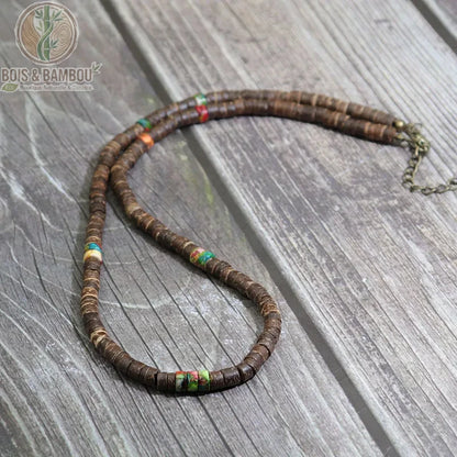 collier homme ras du cou perles coco bois modèle 7 brun foncé accents colorés multicolores sur planches