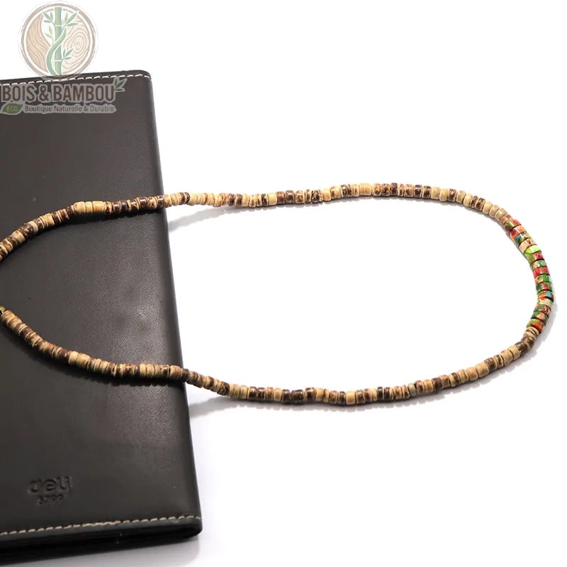 collier homme ras du cou perles coco bois modèle 8 brun rondelles fines accents multicolores rouge vert