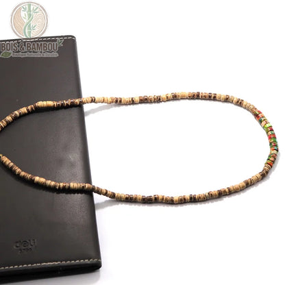 collier homme ras du cou perles coco bois modèle 8 brun rondelles fines accents multicolores rouge vert