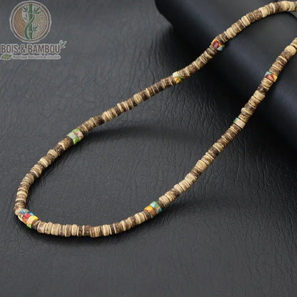 collier homme ras du cou perles coco bois modèle 9 brun veiné accents multicolores sur fond sombre