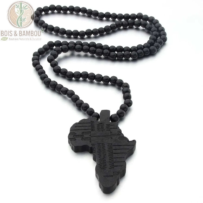 collier carte d'Afrique en bois noir pendentif gravé contours pays africains perles noires fond blanc