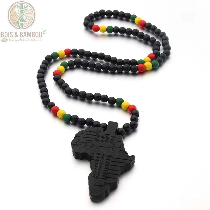 collier carte d'Afrique bois rasta perles noires jaune rouge vert pendentif noir gravé fond blanc