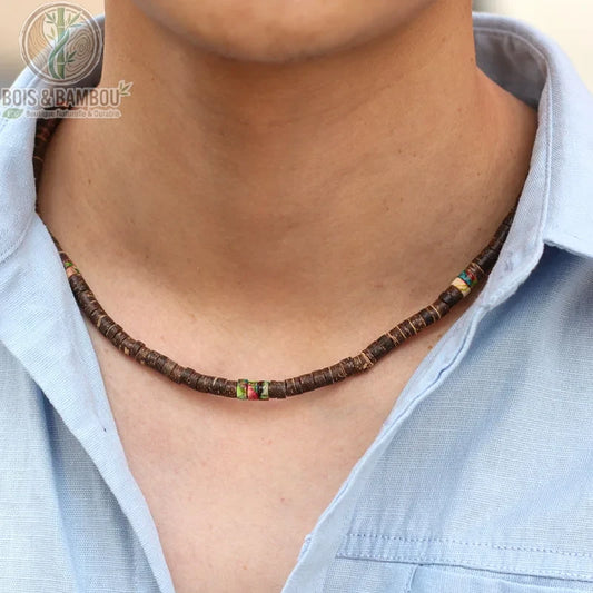 collier bois naturel homme modèle 1 rondelles brun foncé perles colorées rasta porté au cou