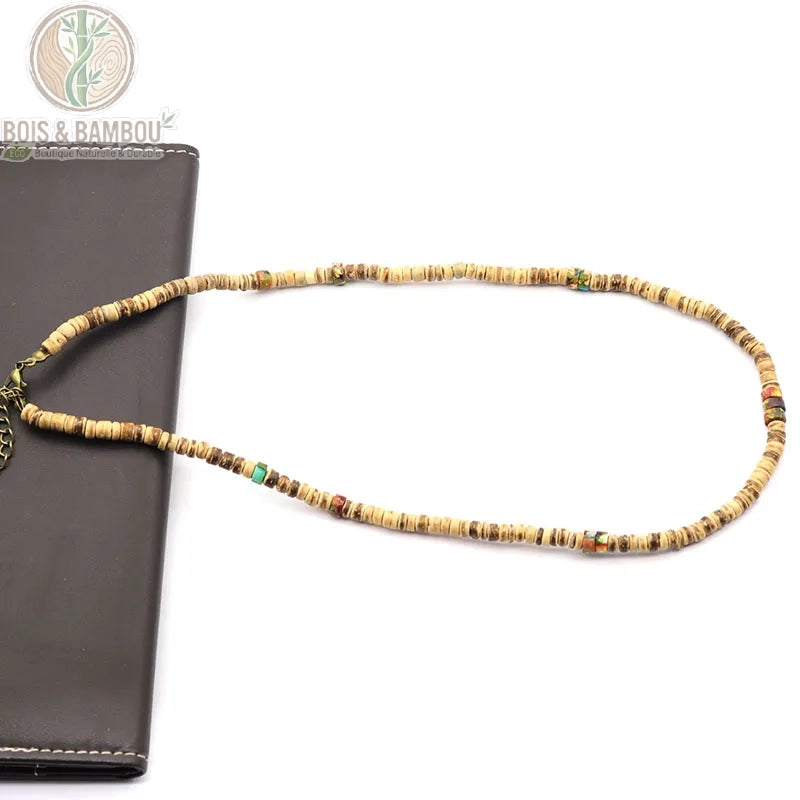 collier bois homme modèle 5 rondelles beige naturel perles multicolores fermoir laiton posé sur carnet