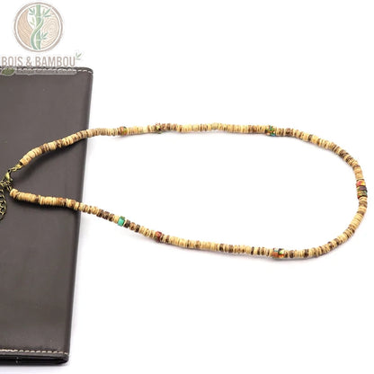 collier bois homme modèle 5 rondelles beige naturel perles multicolores fermoir laiton posé sur carnet